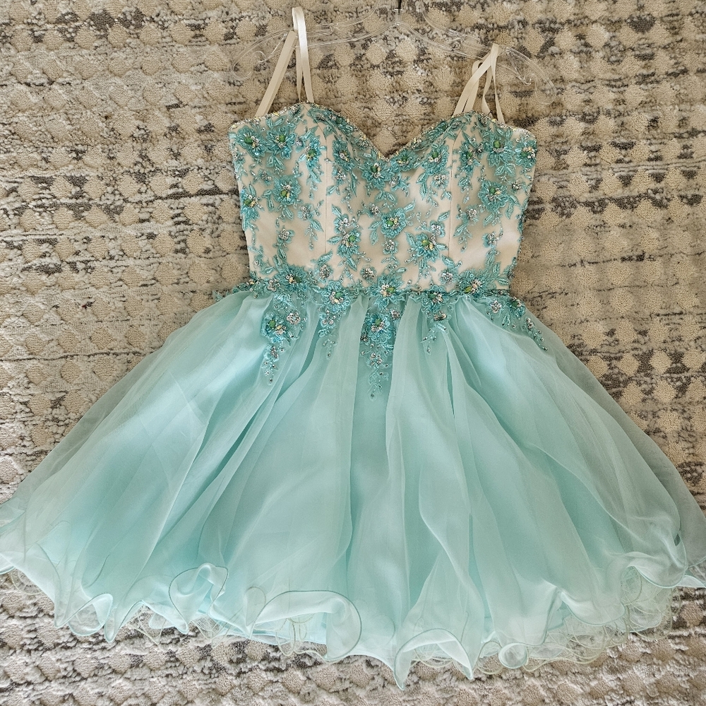 Dresses 👗 - Picture 3 of 7